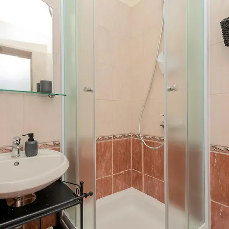 Nice Apartment In Baska Voda With Wifi *